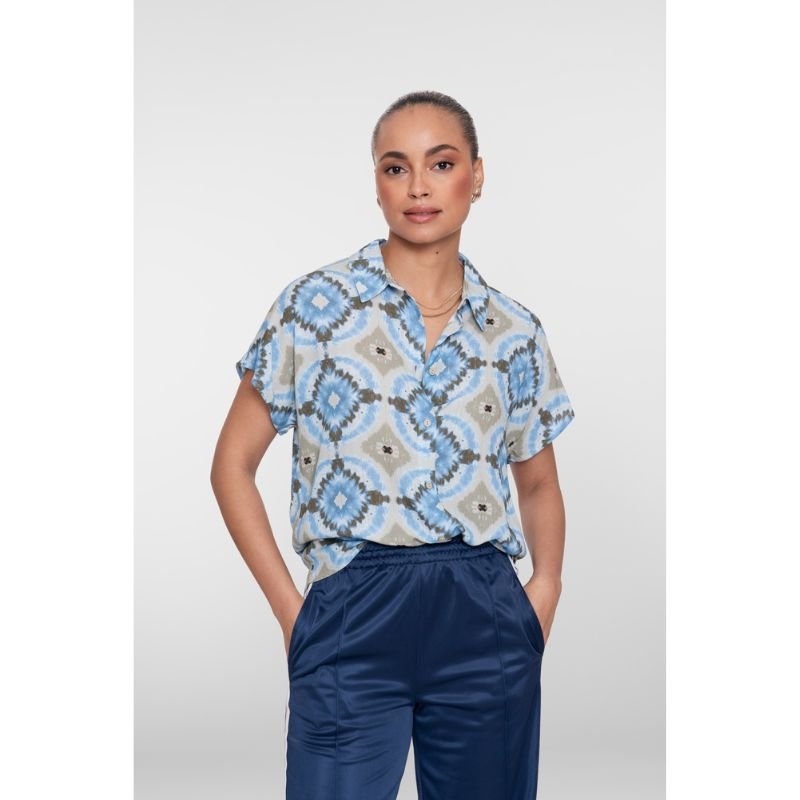 Blauw met olijfgroen geprinte blouse 63277 - Capuchon Fashion