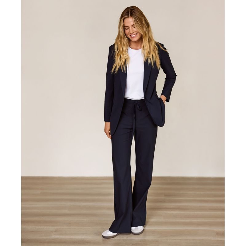 Donkerblauwe travel broek Abigail - Capuchon Fashion