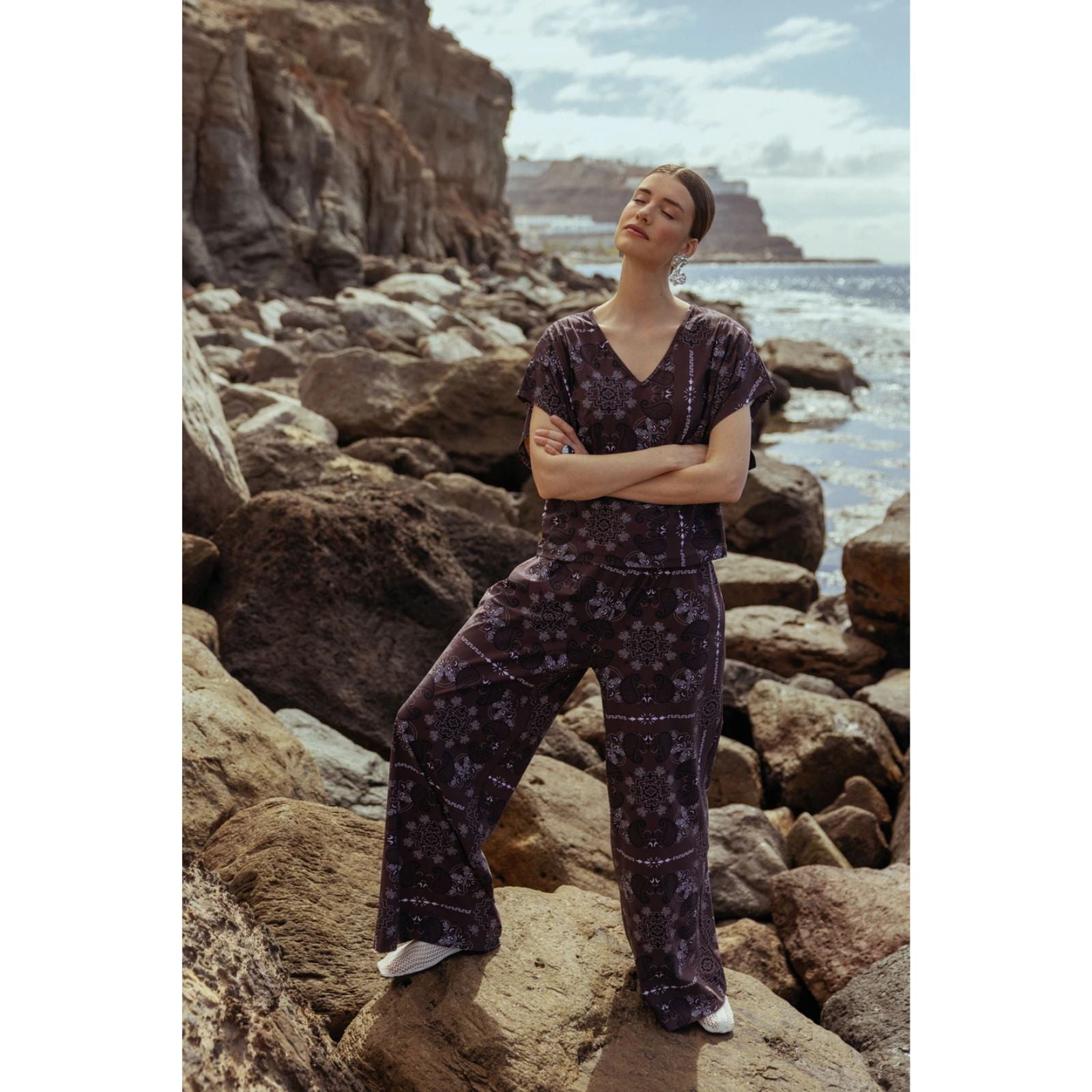 Espresso geprinte travel broek Grace paisley - Capuchon Fashion