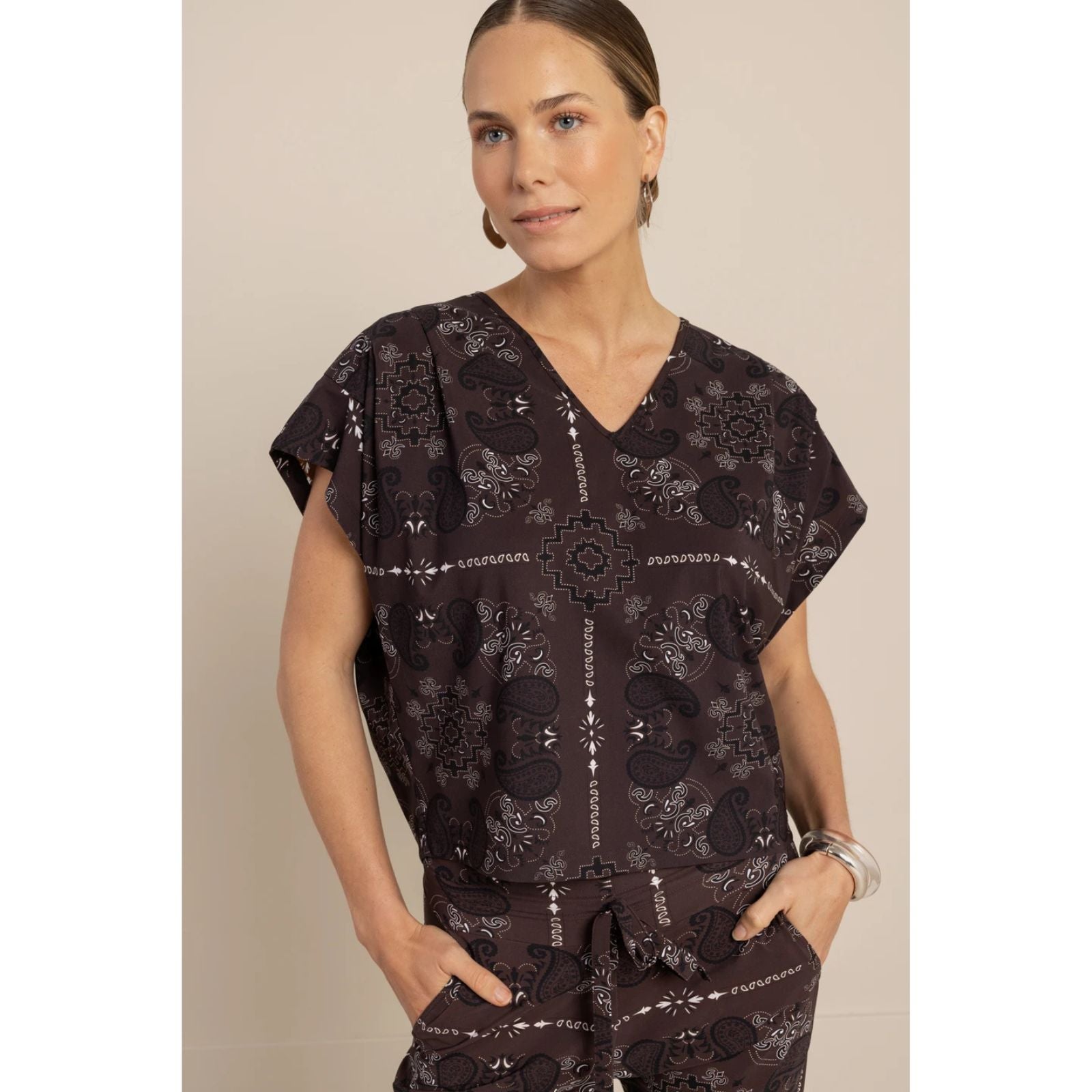 Espresso geprinte travel top Renske paisley - Capuchon Fashion