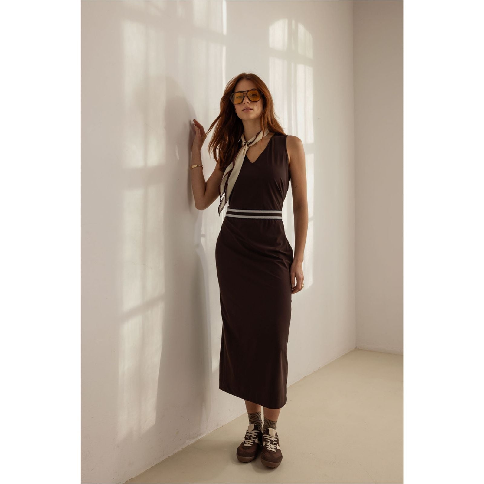 Espresso travel jurk Tirza tape - Capuchon Fashion