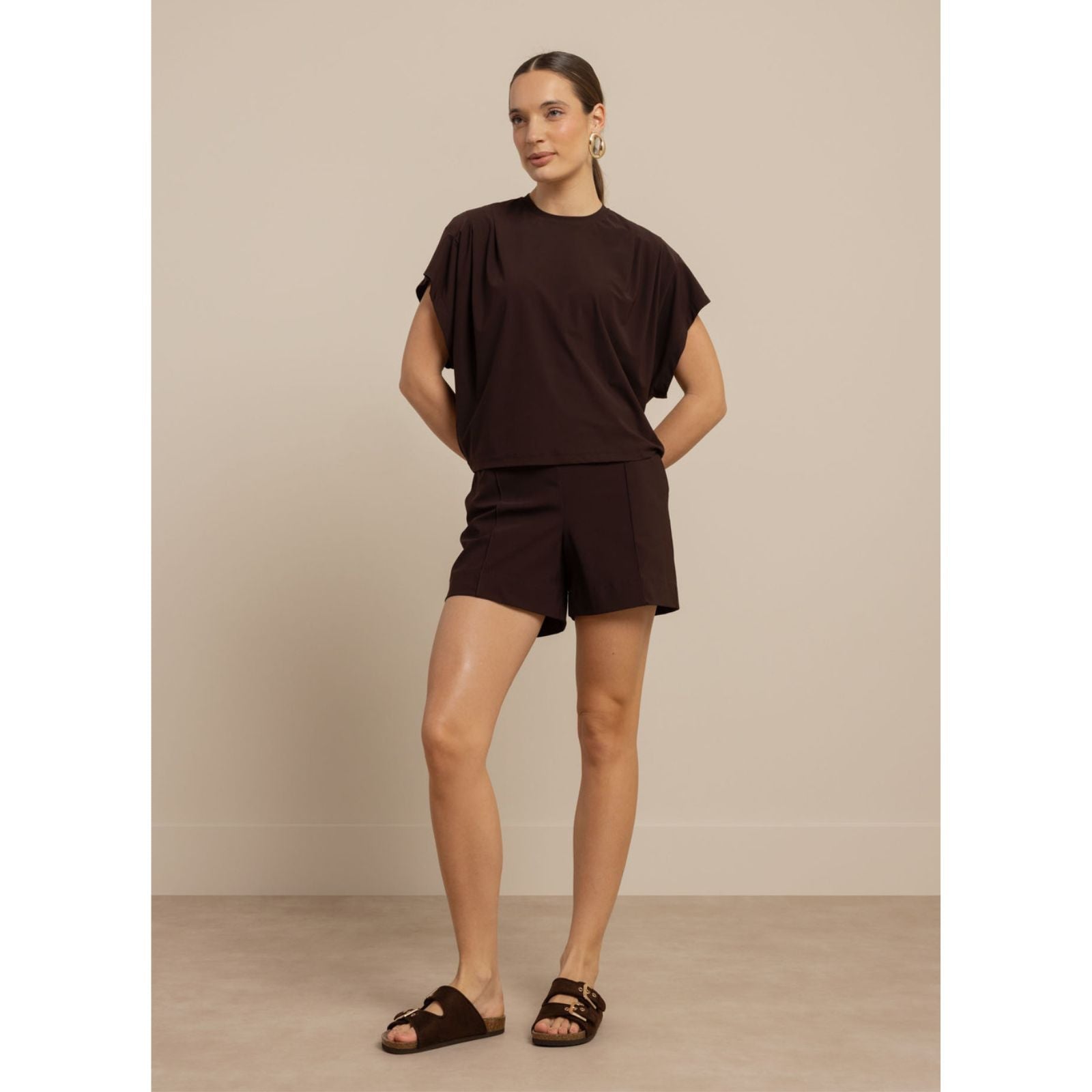 Espresso travel mouwloze top Leona - Capuchon Fashion