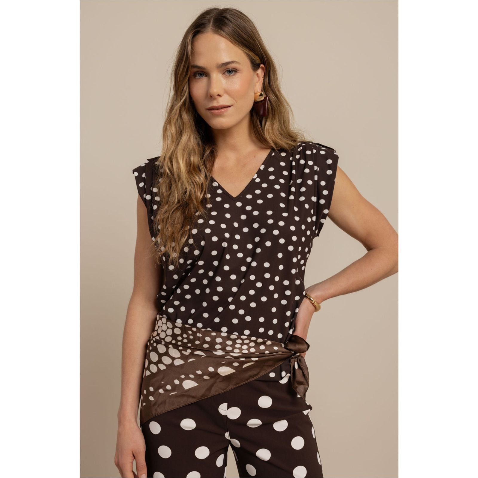 Espresso travel v - neck top Leone dot - Capuchon Fashion