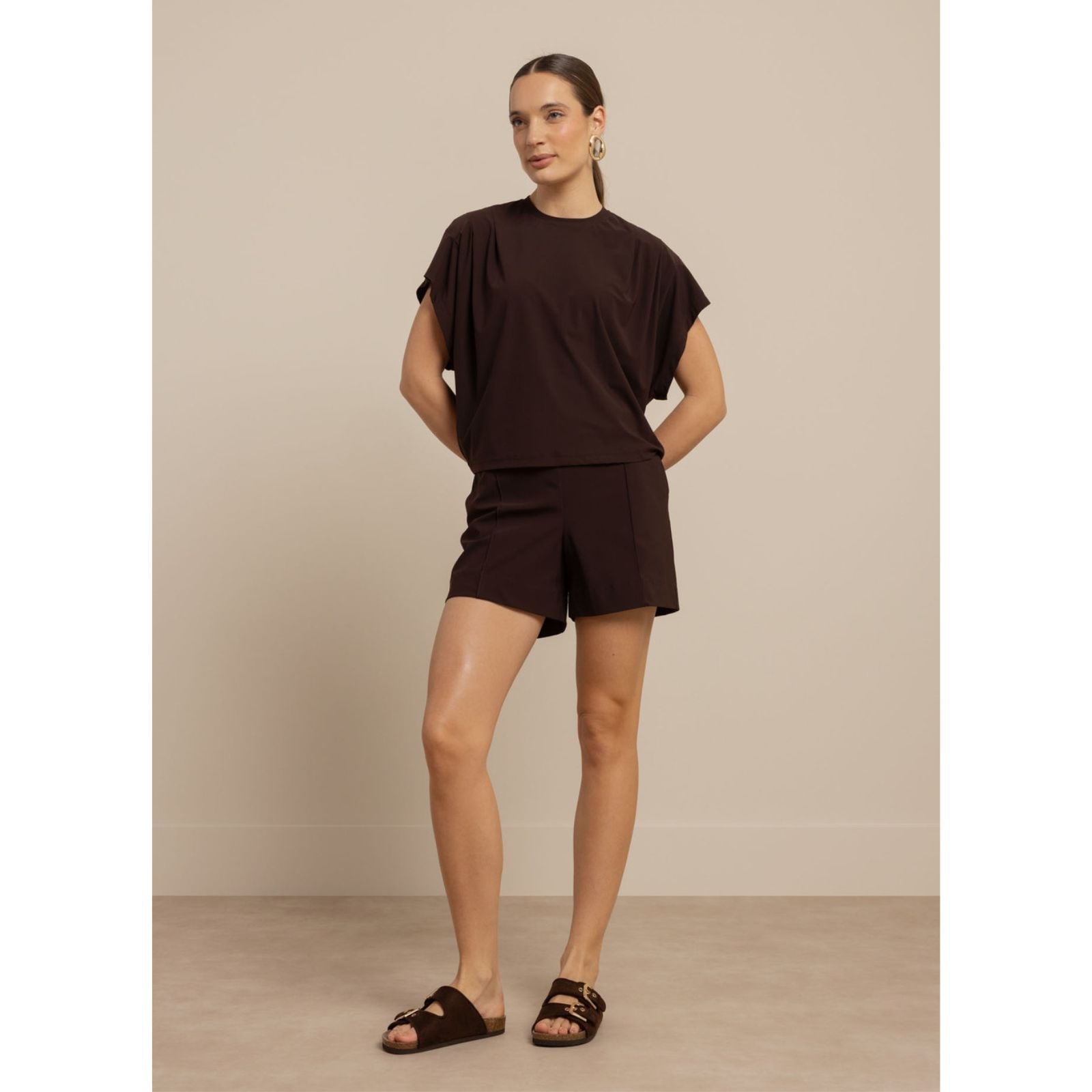 Espressobruine travel short Lisanne - Capuchon Fashion