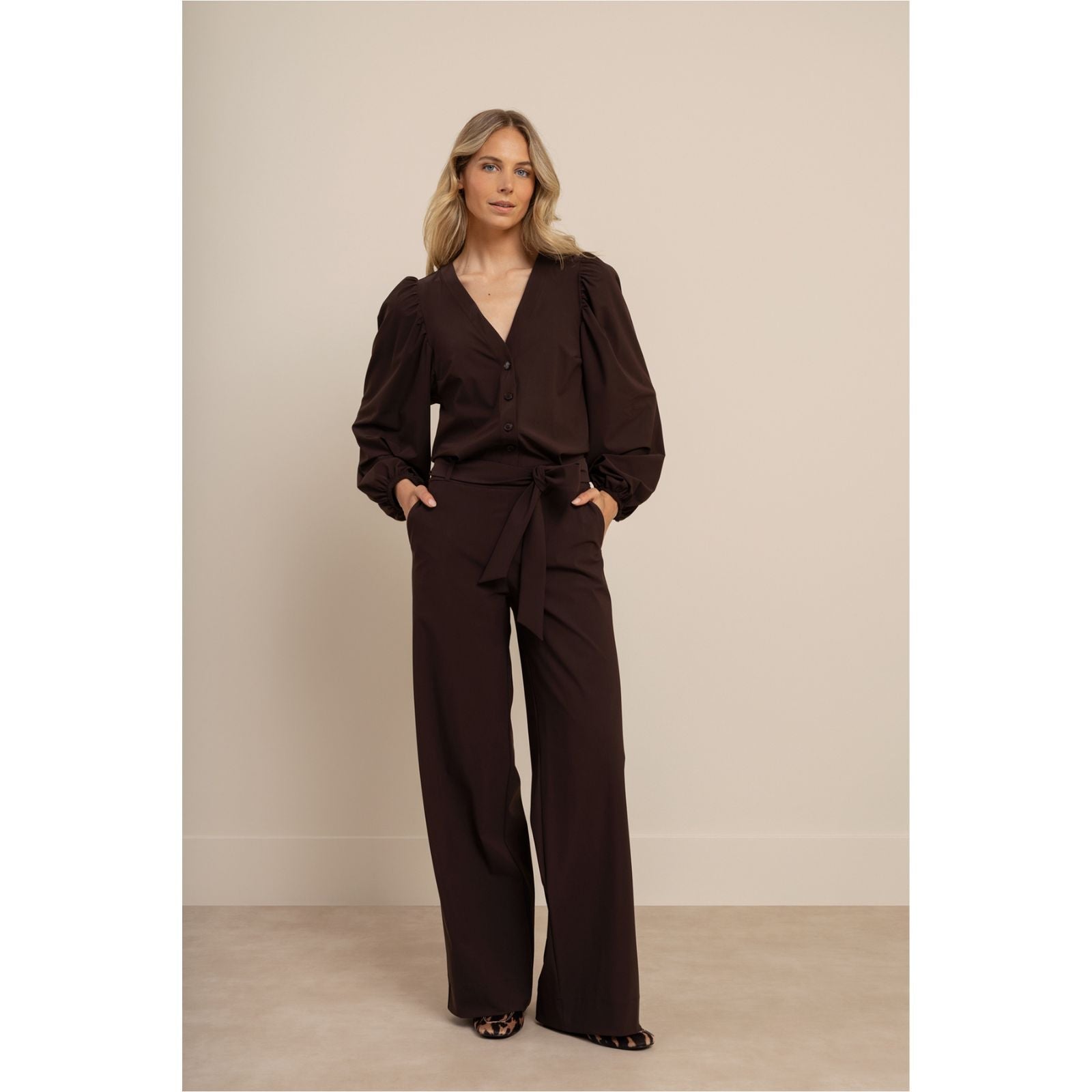 Espresso v-hals travel jumpsuit Cherie - Capuchon Fashion