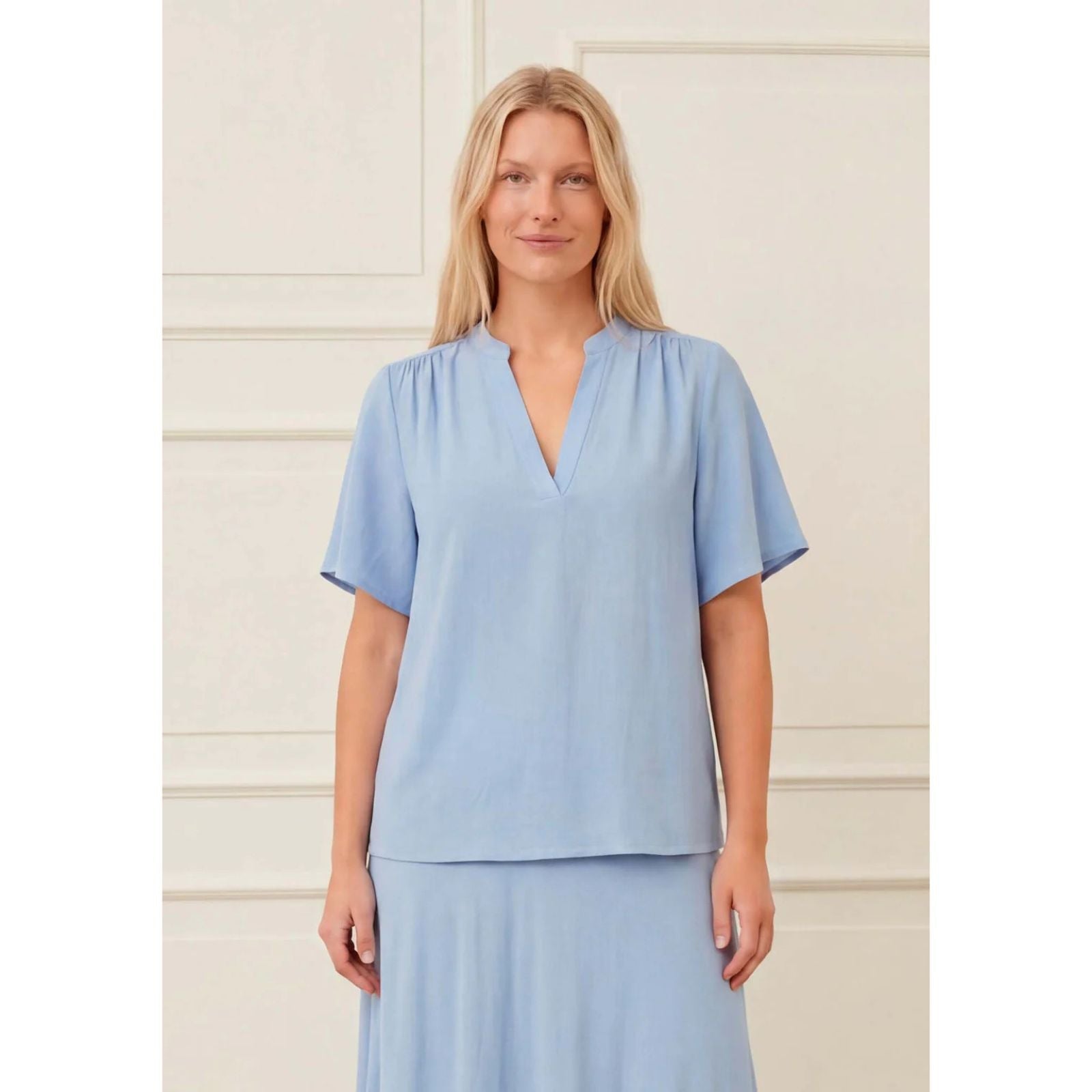 Lichtblauwe korte mouw linnen blouse Pearl - Capuchon Fashion