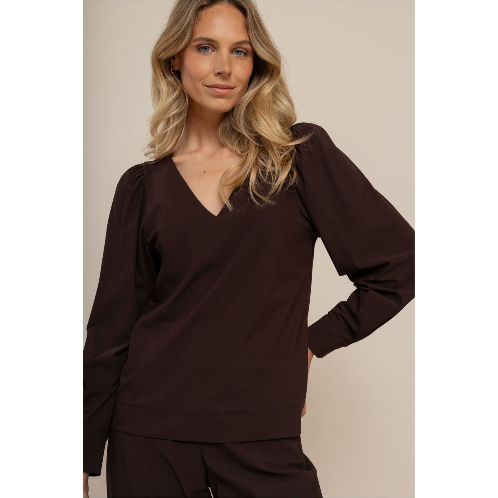 Espresso v-hals travel top Les