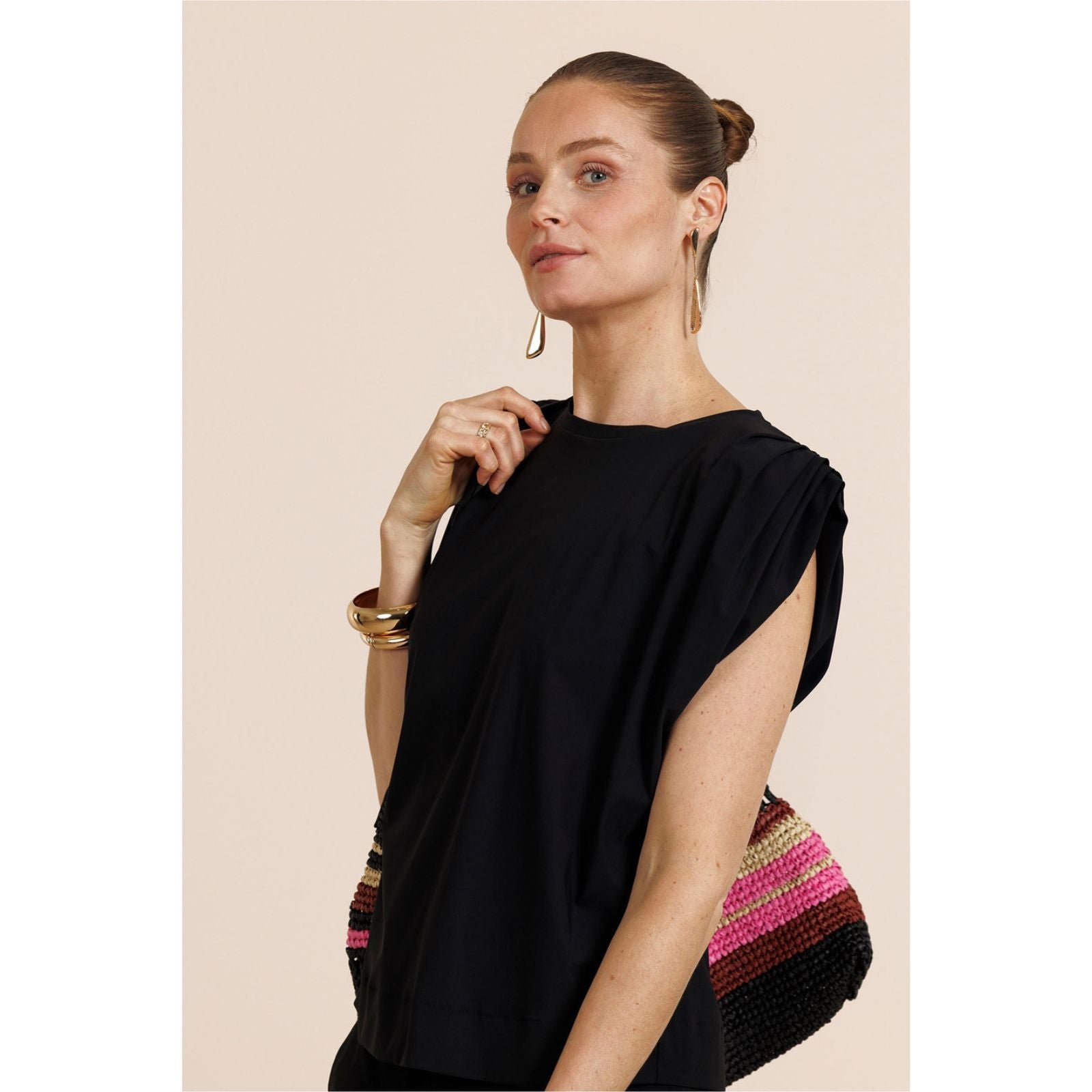 Zwarte travel mouwloze top Leona - Capuchon Fashion