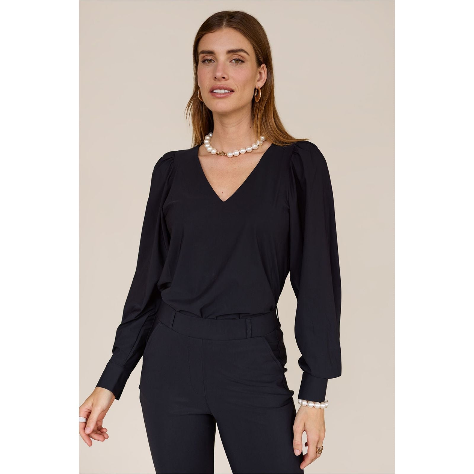 Zwarte v-hals travel blouse Les - Capuchon Fashion