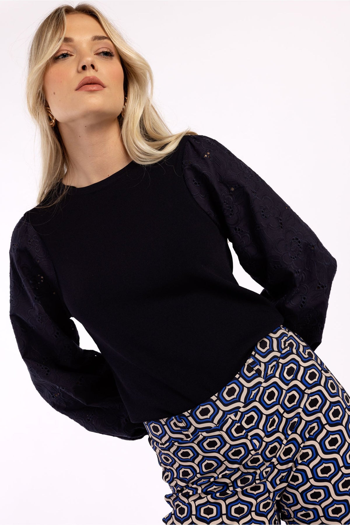 Donkerblauwe pullover Deana flower broderie - Capuchon Fashion